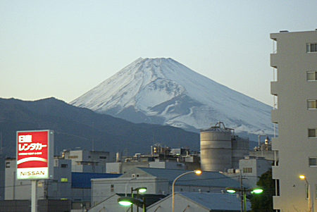 32三島駅から見た夕方の富士山.jpg
